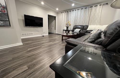 Midtown Toronto House | No stairs / Renovated 3-Bedroom free Wifi,Parking