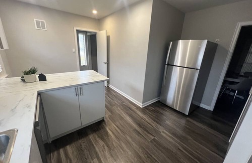 Midtown Toronto House | No stairs / Renovated 3-Bedroom free Wifi,Parking