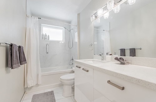 Clarkson-Lorne Park House | CHEERFUL 3 BEDROOM - 2 BATH HOUSE FREE PARKING