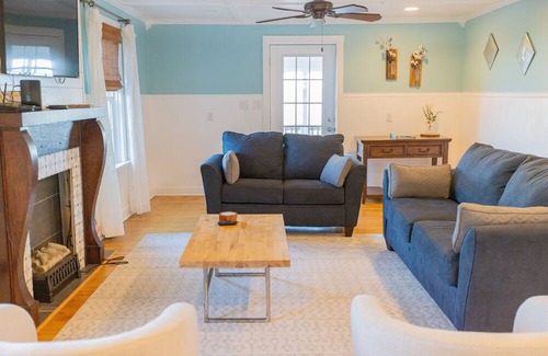 Boynton House | 4 bedroom, 1.5 bath, mountain views!