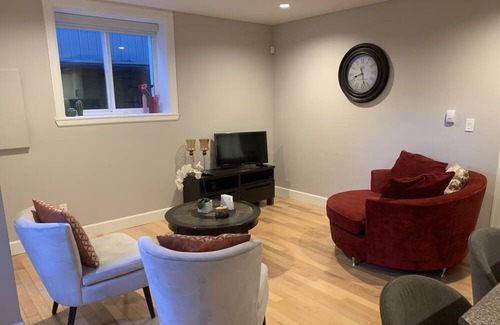 Upper Lonsdale Apartment | A Cozy suite in the heart of North Vancouver - Close to Lonsdale Ave.