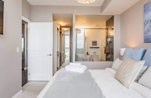 Hurontario Condo | ELEGANT 2BR-2BATH, BALCONY, PARKING, CITY VIEW