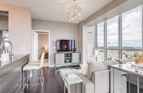 Hurontario Condo | ELEGANT 2BR-2BATH, BALCONY, PARKING, CITY VIEW