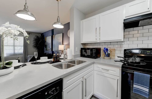Pleasant Valley Apartment | 6 minutes to DT~free parking~big pool~self check-in