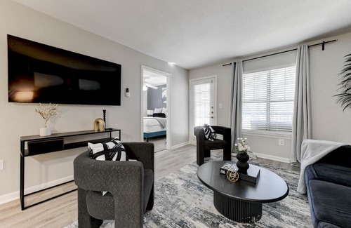 Pleasant Valley Apartment | 6 minutes to DT~free parking~big pool~self check-in
