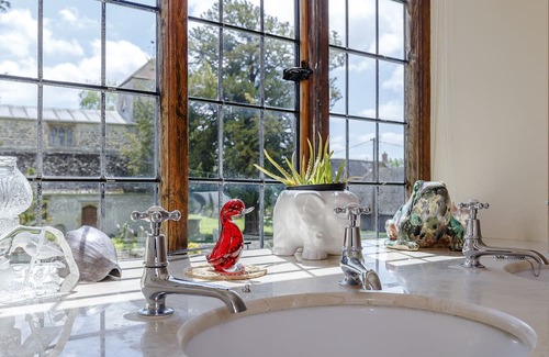 Swindon House | Pet friendly, comfortable Grade 2 listed manor complete with Aga, fires etc.