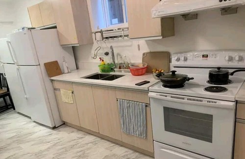 Marpole House | Close to airport, Langara college & downtown, 5min walk to skytrain. Nice&quiet