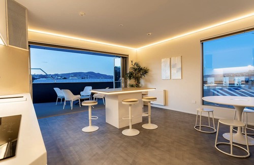 Dunedin City Centre Apartment | Central Double Story Apartment w Spa Pool!
