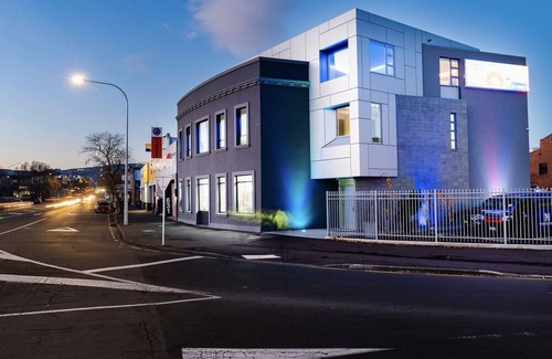 Dunedin City Centre Apartment | Central Double Story Apartment w Spa Pool!