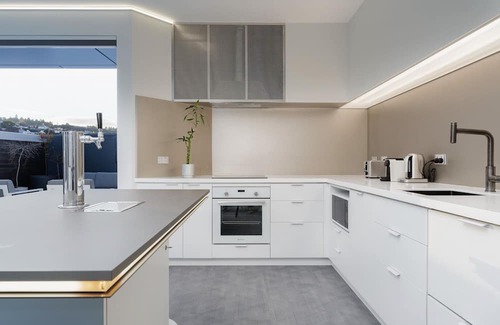 Dunedin City Centre Apartment | Central Double Story Apartment w Spa Pool!
