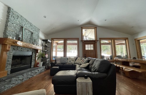 Squamish-Lillooet Regional District Cabin | Cozy mountain cabin retreat steps to trails and beautiful Gun Lake.