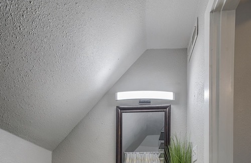 Southmoreland Apartment | 5minsTo KU Med Free Wi-Fi W&D