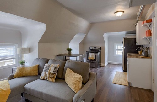 Southmoreland Apartment | 5minsTo KU Med Free Wi-Fi W&D