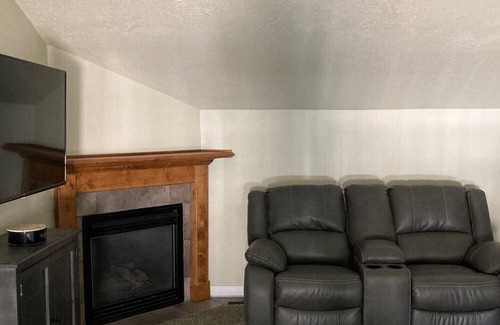 Logan House | Luxury 5 Bedroom Townhouse! Great location just off of Main Street!