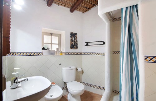 Loule House | Holiday Home 'Casa Delfim - Casa Azul' with Mountain View, Shared Pool and Wi-Fi