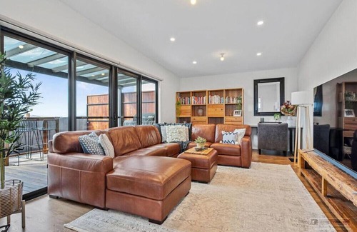 Kingston House | Magnificent home, water views