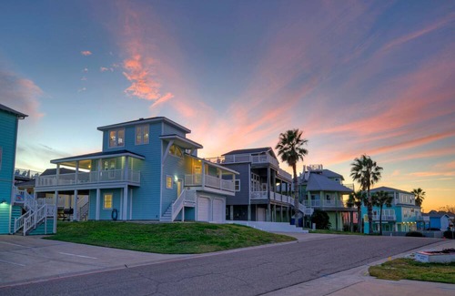 Sand Point House | Holiday Beach House by AvantStay | Pool + Beach