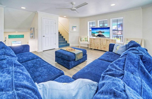 Sand Point House | Holiday Beach House by AvantStay | Pool + Beach
