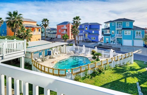 Sand Point House | Holiday Beach House by AvantStay | Pool + Beach