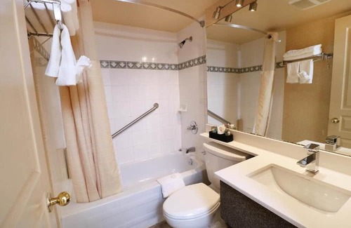 Coal Harbour Apartment | Savor the elegance of a classic escape in our vintage-style hotel!