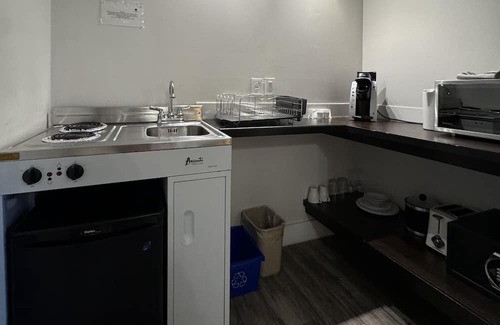 Coal Harbour Apartment | Savor the elegance of a classic escape in our vintage-style hotel!