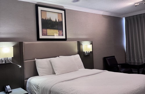 Coal Harbour Apartment | Savor the elegance of a classic escape in our vintage-style hotel!