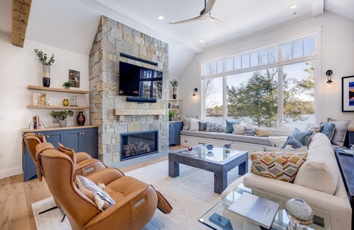 New London House | Stunning 2022 built lake house w/ gym, 6 kayaks, screened porch, 2 tv areas