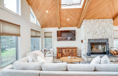Athens House | Upstate New York Rental Home w/ Lake View & Dock!