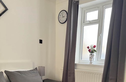 Sutton North Apartment | Little Gem Studio near Sutton high Street