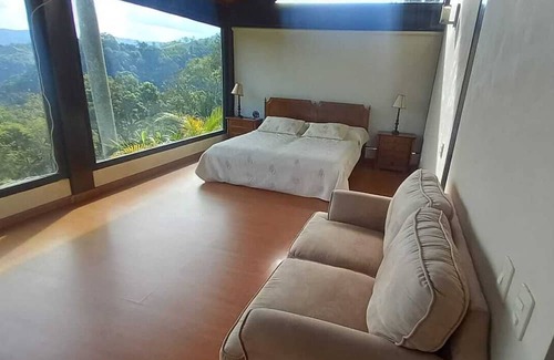 La Vega House | Finca de Descanso con Vista a las Montañas