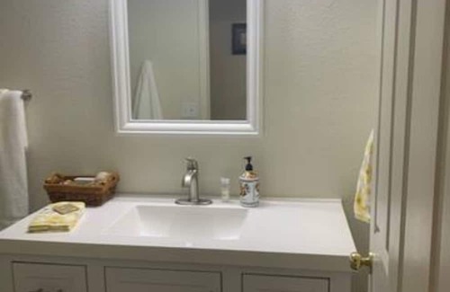 Foothills Condo | Beautiful One Bedroom Condominium at San Simeon