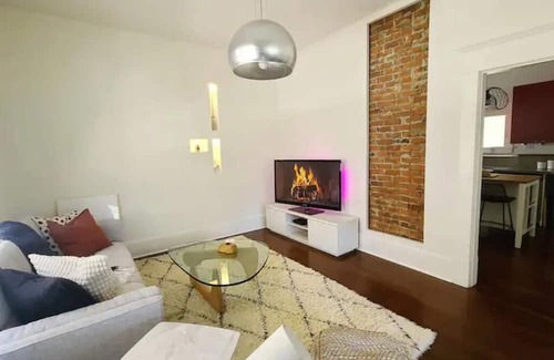 East Side House | Stunning/Spacious Commercial Drive Character Home! Central to all of Vancouver.