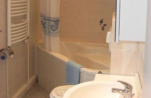 Stutzerbach Apartment | Apartment with enclosed garden