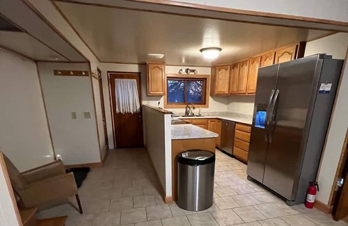 Onalaska Cottage | 2bed/1bath cottage overlooking Lake Onalaska + housekeeping + fish-cleaning room