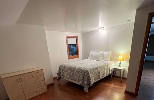 Onalaska Cottage | 2bed/1bath cottage overlooking Lake Onalaska + housekeeping + fish-cleaning room