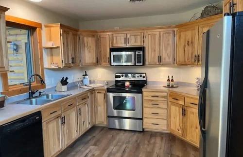 Amery House | HotTub! Woodside Haven Gateway to Nature & Leisure