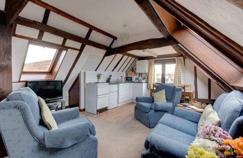 Colchester Cottage | Two Bedroom Duplex - Shared Pool