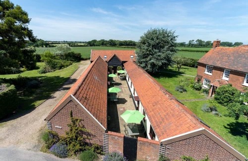 Colchester Cottage | Two Bedroom Duplex - Shared Pool