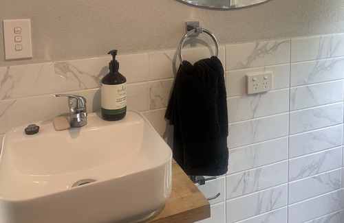 Low Head Apartment | Nanny Greenhouse.Cosy beach unit.Pet friendly Family friendly.