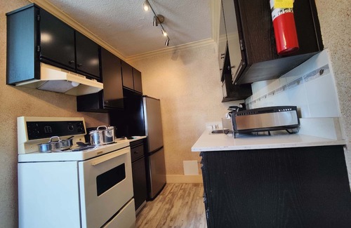 Coal Harbour Apartment | Divya Sutra Suites - One Bedroom Apartment with Harbour View!