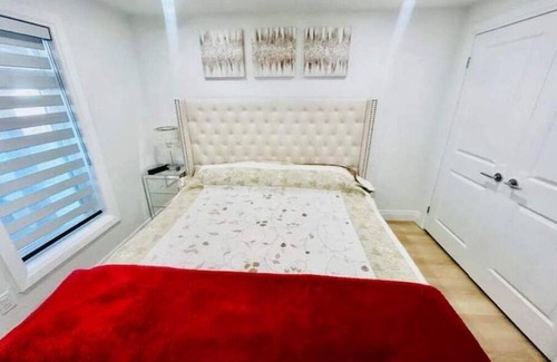 London Apartment | Holiday home with all season swim spa & pond view