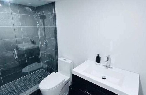 London Apartment | Holiday home with all season swim spa & pond view