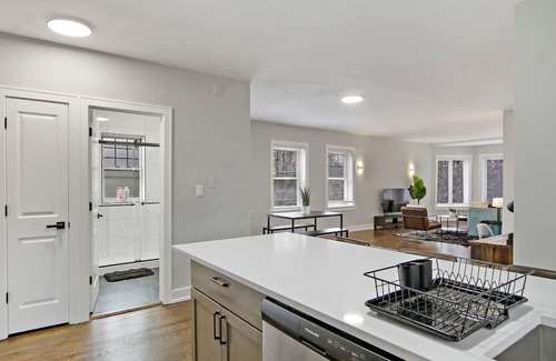 Evanston Apartment | Charming & Spacious 2BR Apartment in Chicago