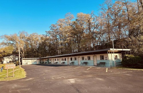Onalaska House | Overlooking Lake Onalaska -- Two Queen beds + bathroom in nostalgic motel