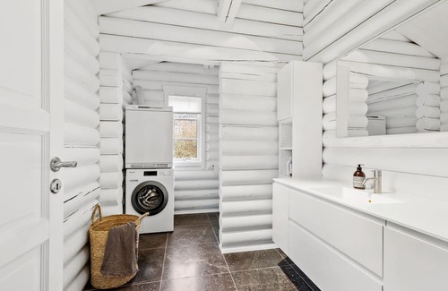 Dronningmolle House | Relax in this beautiful log cabin near the beach.