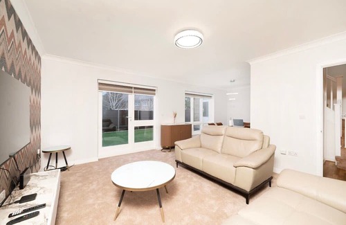 Yeading House | Chic and Spacious 4BR Family Home with Garden