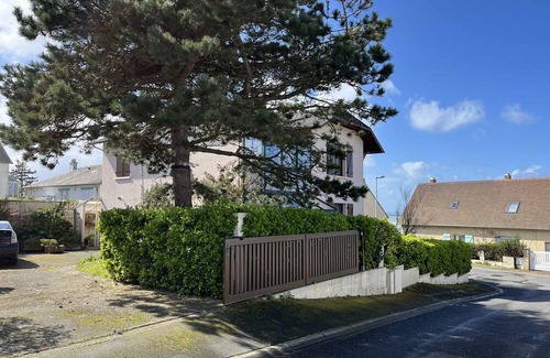 Donville-les-Bains House | Maison Surplombant la Plage de Donville les Bains, vue sur mer