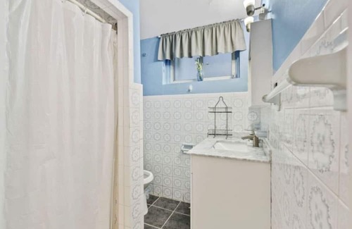 Lakeview House | Peaceful Large Basement Apartment