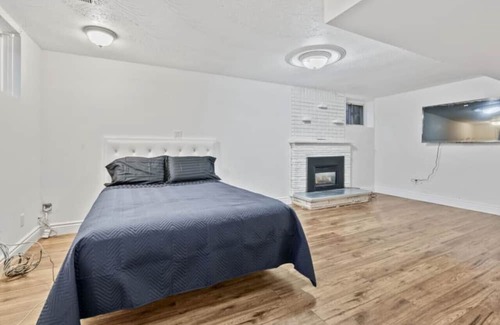 Lakeview House | Peaceful Large Basement Apartment
