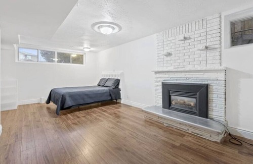 Lakeview House | Peaceful Large Basement Apartment